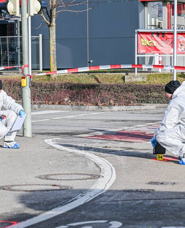 Mitarbeiter der Spurensicherung der Polizei arbeiten an einem Tatort.