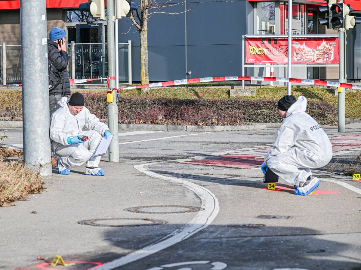 Mitarbeiter der Spurensicherung der Polizei arbeiten an einem Tatort.