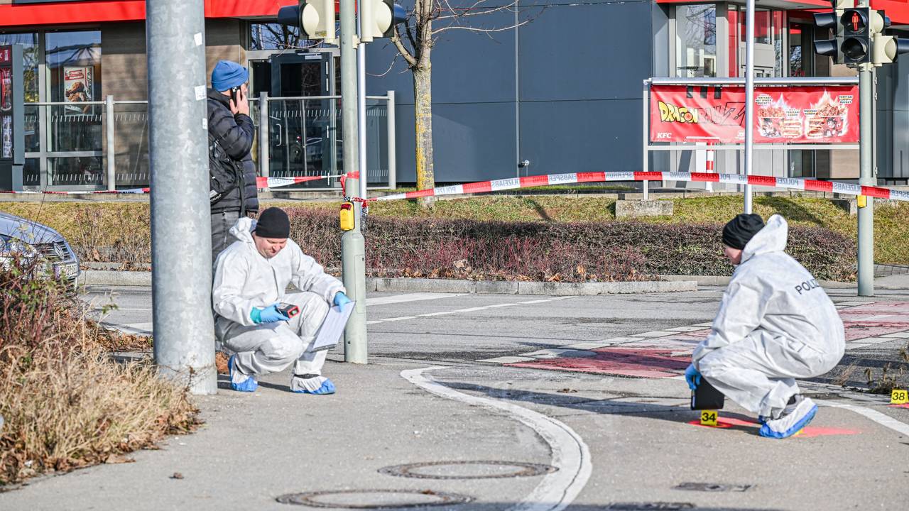 Mitarbeiter der Spurensicherung der Polizei arbeiten an einem Tatort.