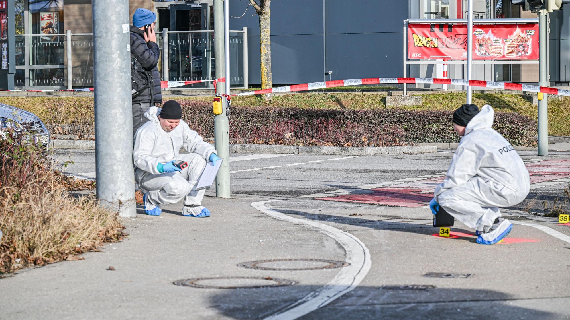 Mitarbeiter der Spurensicherung der Polizei arbeiten an einem Tatort.