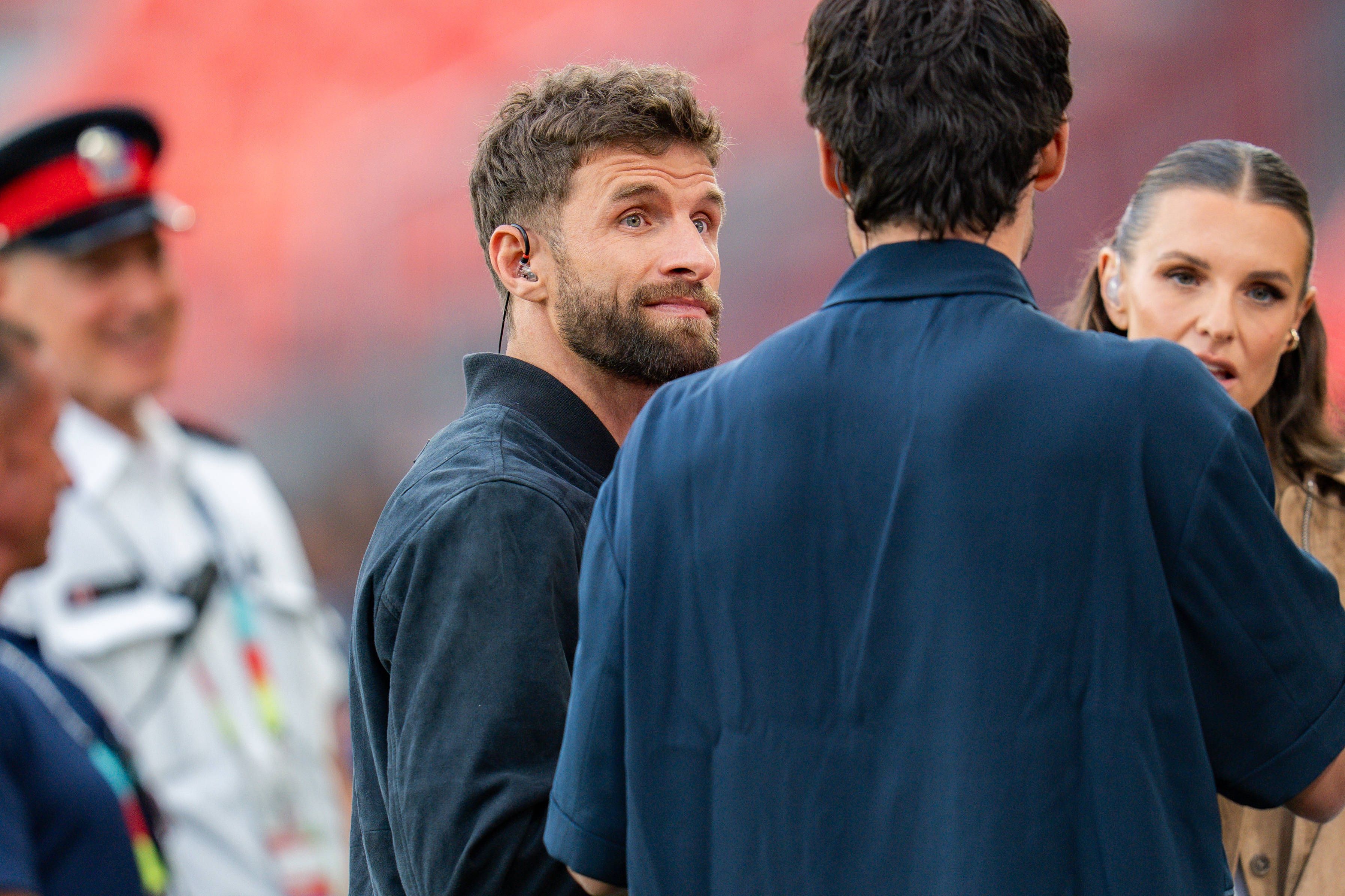 Thomas Müller mit Laura Wontorra und Mats Hummels.