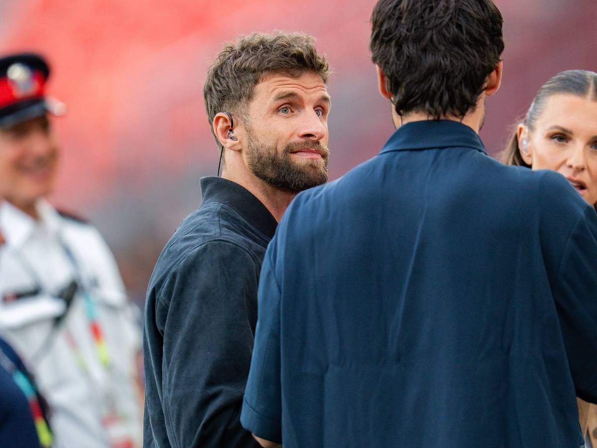 Thomas Müller mit Laura Wontorra und Mats Hummels.