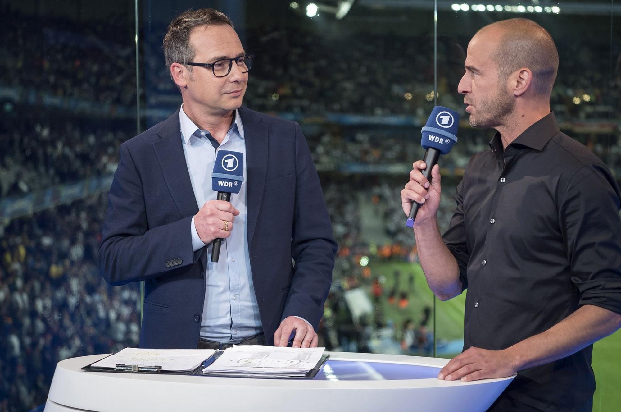 Sie galten viele Jahre als eingespieltes Team bei den Begegnungen der Nationalmannschaft in der ARD: Moderator Matthias Opdenhövel (links) und Experte Mehmet Scholl. (Bild: WDR / Sachs)