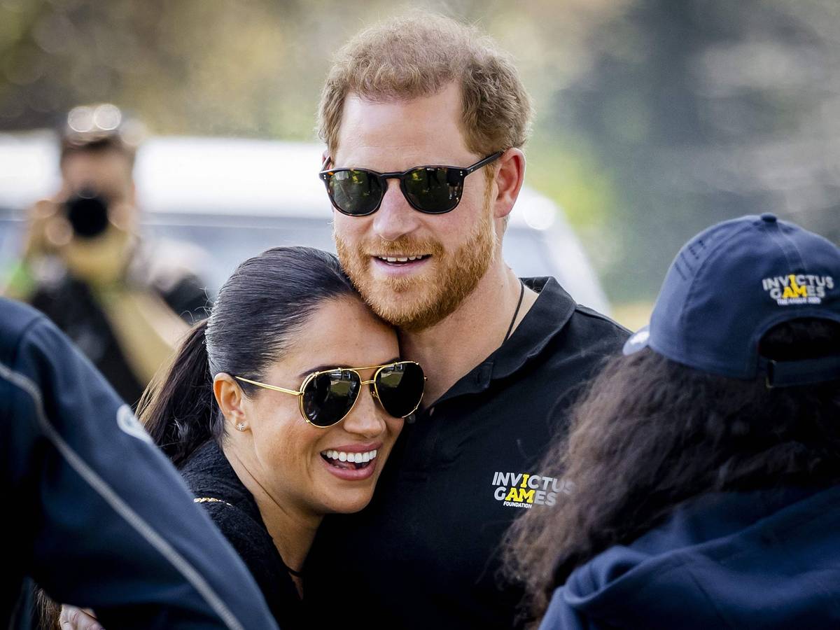 Prinz Harry und Meghan Markle umarmen sich.