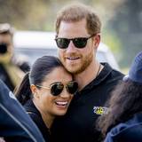Prinz Harry und Meghan Markle umarmen sich.