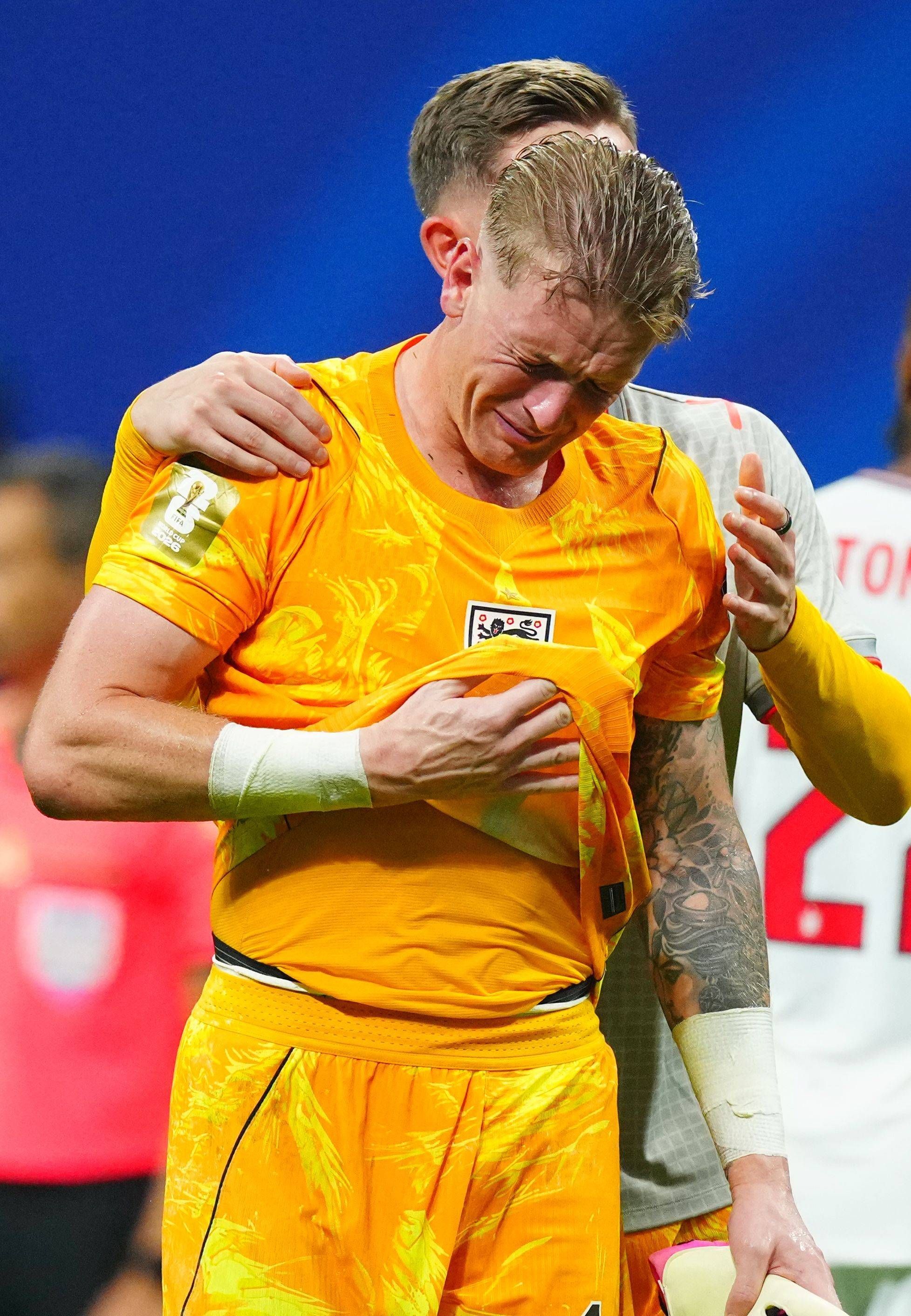Englands Torwart Jordan Pickford wird von seinen Mitspielern getröstet.