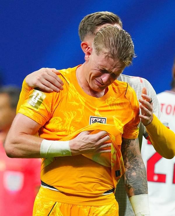 Englands Torwart Jordan Pickford wird von seinen Mitspielern getröstet.
