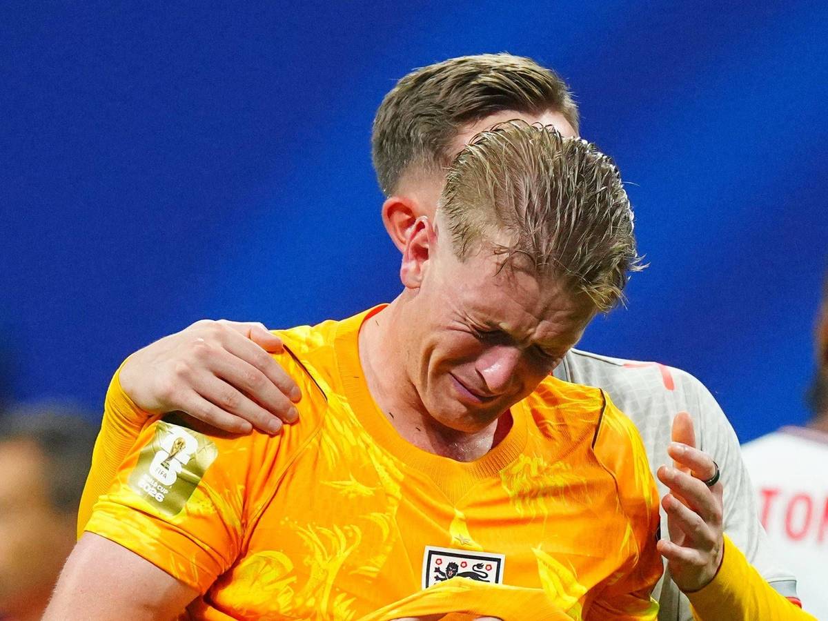 Englands Torwart Jordan Pickford wird von seinen Mitspielern getröstet.