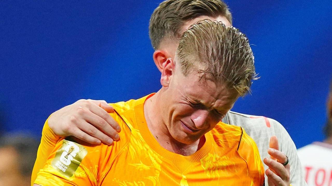 Englands Torwart Jordan Pickford wird von seinen Mitspielern getröstet.