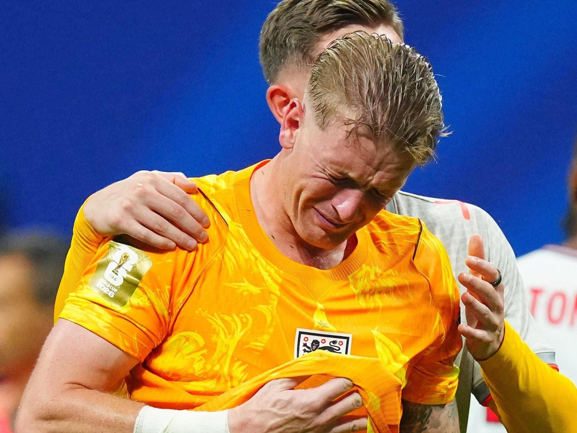 Englands Torwart Jordan Pickford wird von seinen Mitspielern getröstet.
