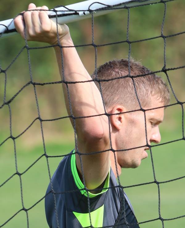 Beim Training trägt Vincent Koziello ein Tor.