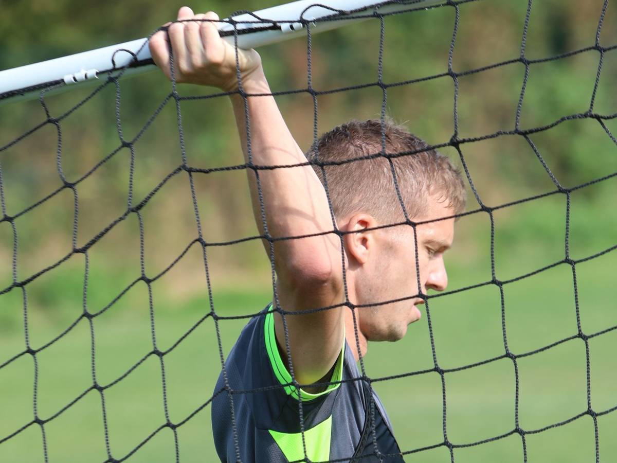 Beim Training trägt Vincent Koziello ein Tor.