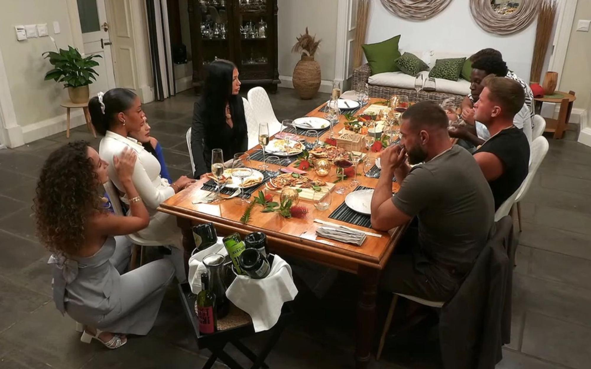 Samira (l.) tröstet die weinende Vanessa. (Bild: RTL)