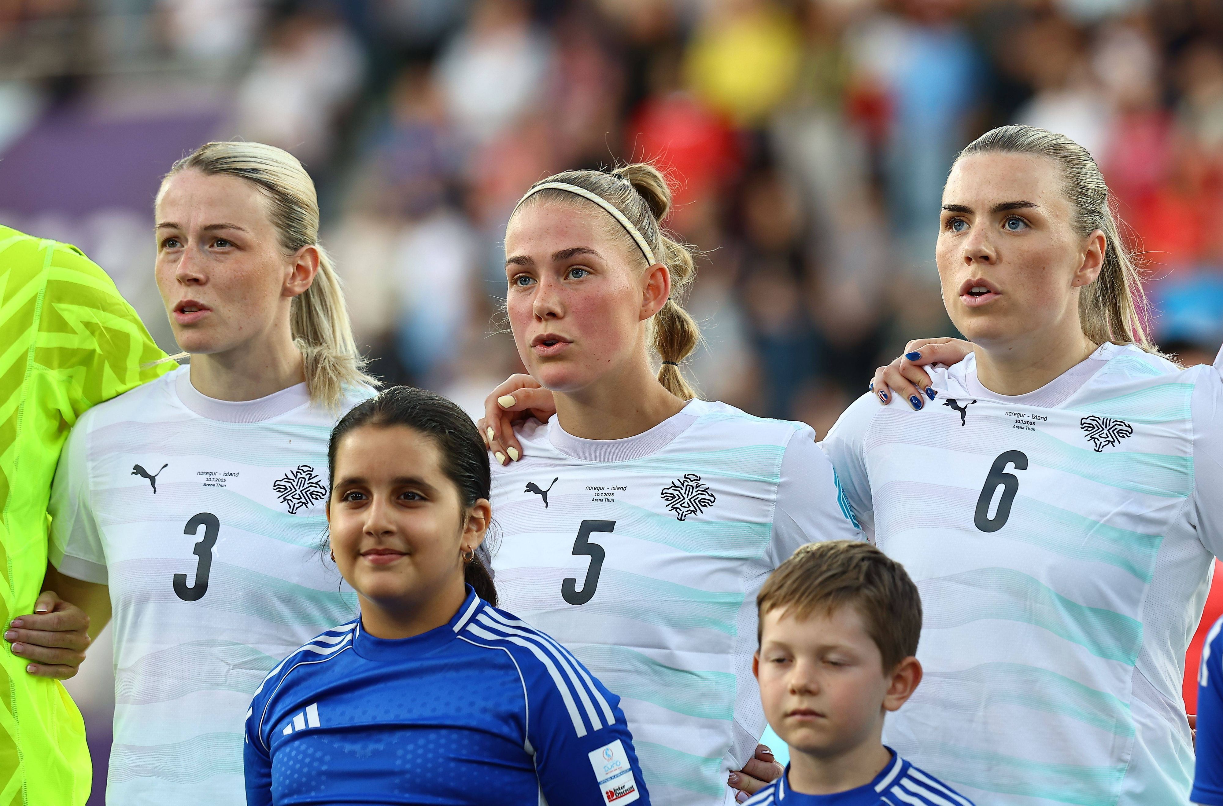 Isländische Spielerinnen singen gemeinsam die Nationalhymne.