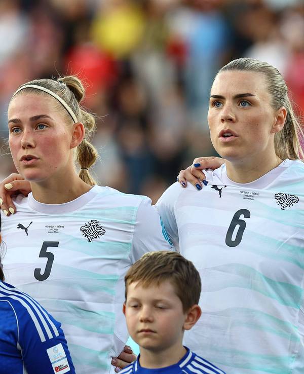 Isländische Spielerinnen singen gemeinsam die Nationalhymne.