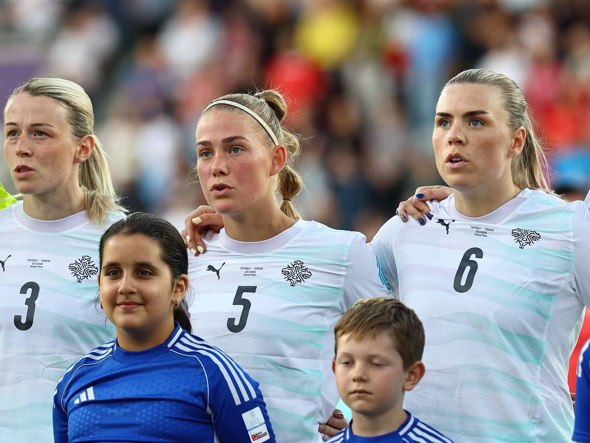 Isländische Spielerinnen singen gemeinsam die Nationalhymne.