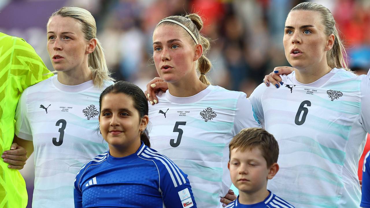 Isländische Spielerinnen singen gemeinsam die Nationalhymne.