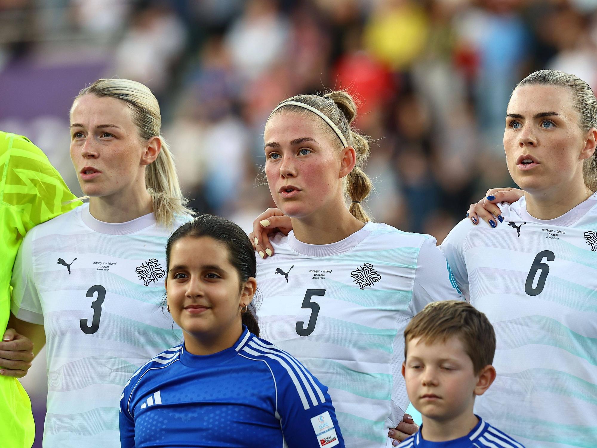 Isländische Spielerinnen singen gemeinsam die Nationalhymne.