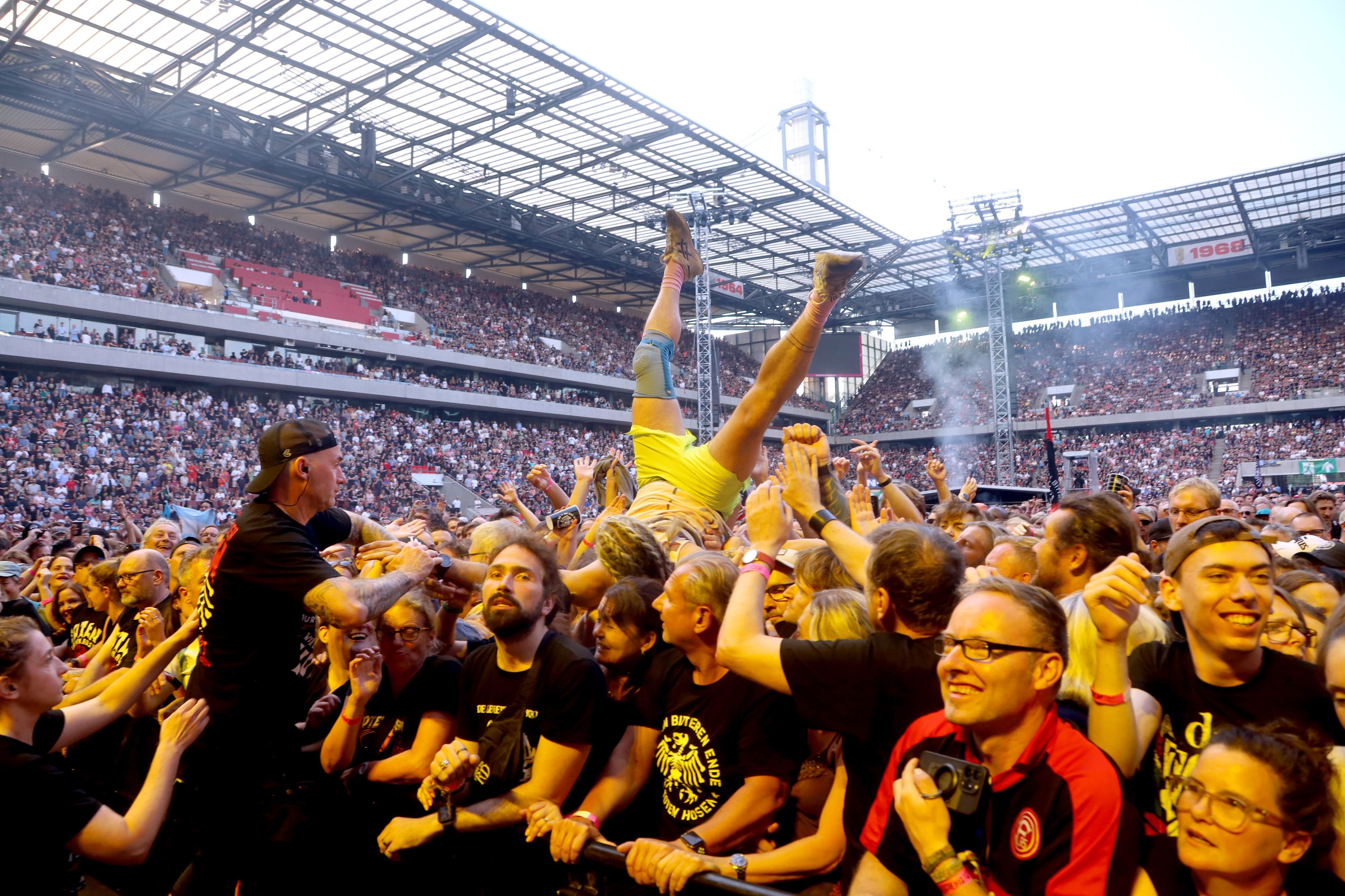 Die Toten Hosen  spielen ihr Open-Air-Konzert im Rhein-Energie-Stadion.