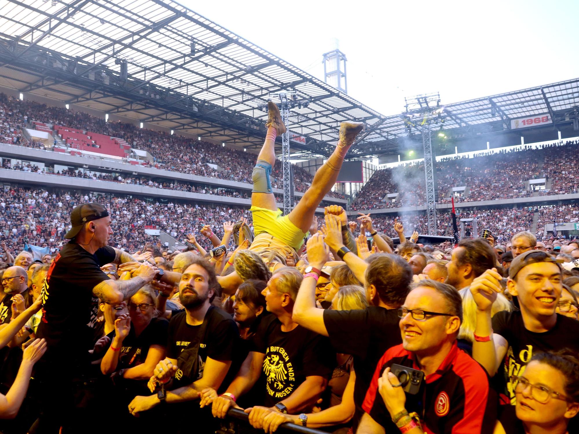 Die Toten Hosen spielen ihr Open-Air-Konzert im Rhein-Energie-Stadion.