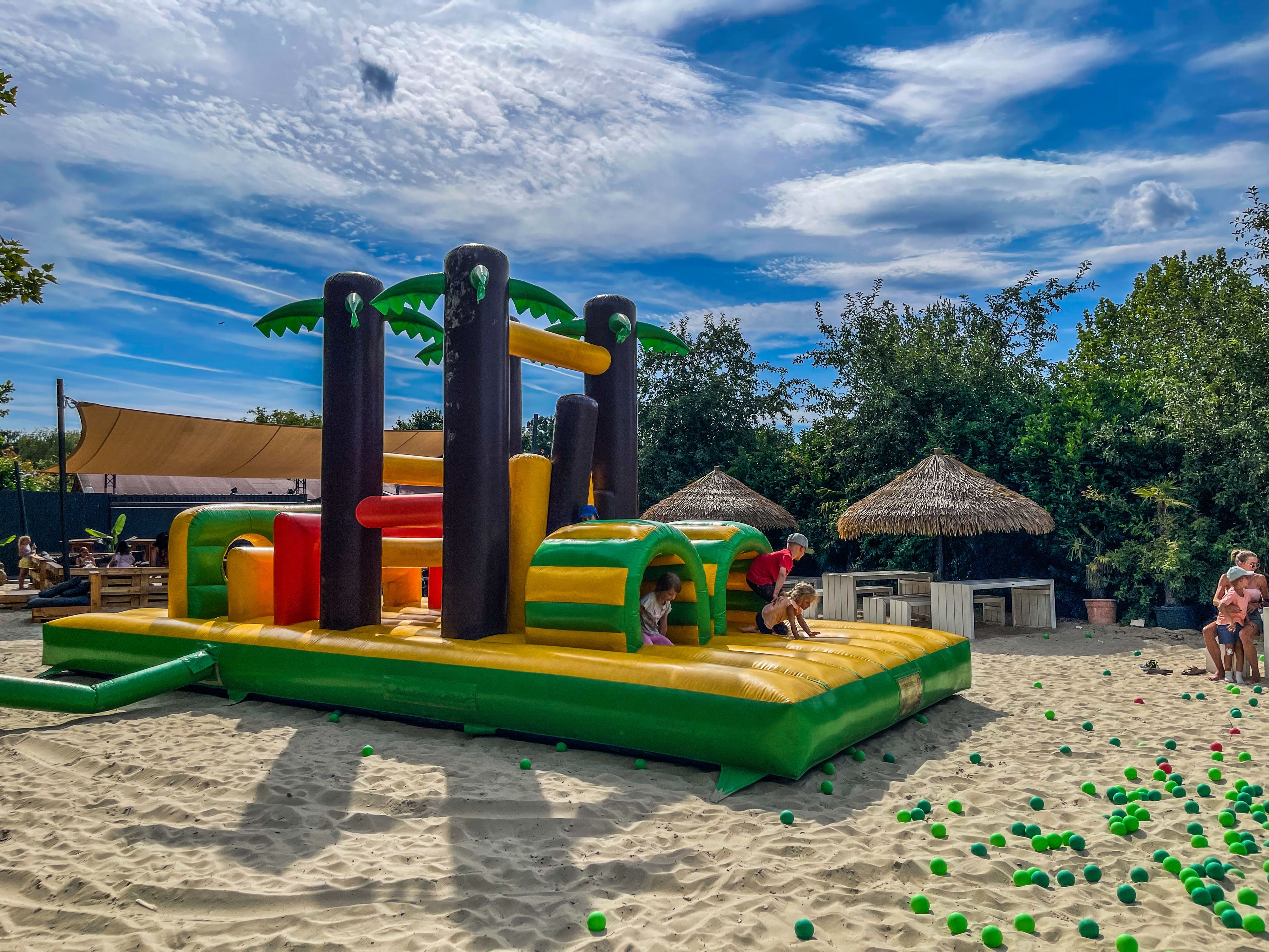 Der Gertrudenhof-Sommerpark mit Palmenhüpfburg.