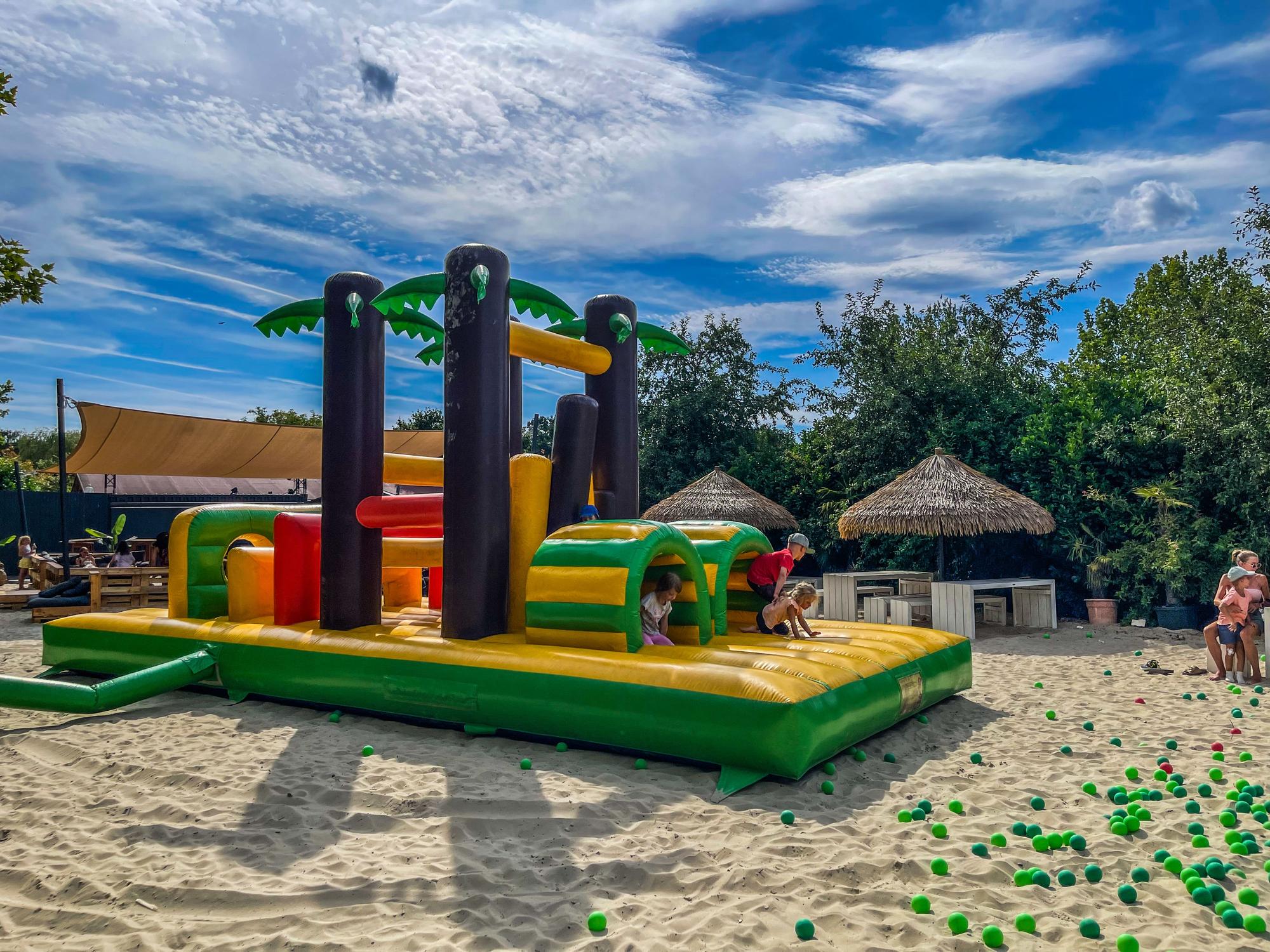 Der Gertrudenhof-Sommerpark mit Palmenhüpfburg.