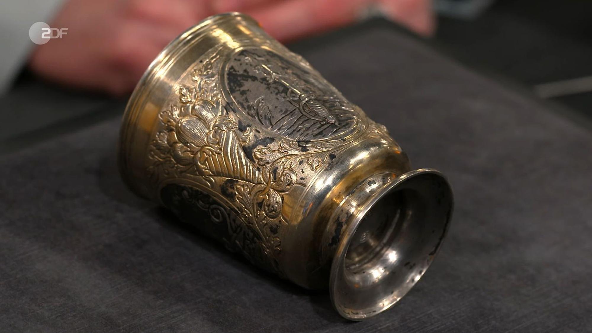 Der handgefertigte Silberbecher von Heinrich Brahmfeld aus Hamburg aus der Zeit zwischen 1743 und 1749 wurde auf 1.300 bis 1.500 Euro geschätzt. Bei 600 Euro bekam Julian Schmitz-Avila den Zuschlag.
(Bild: ZDF)