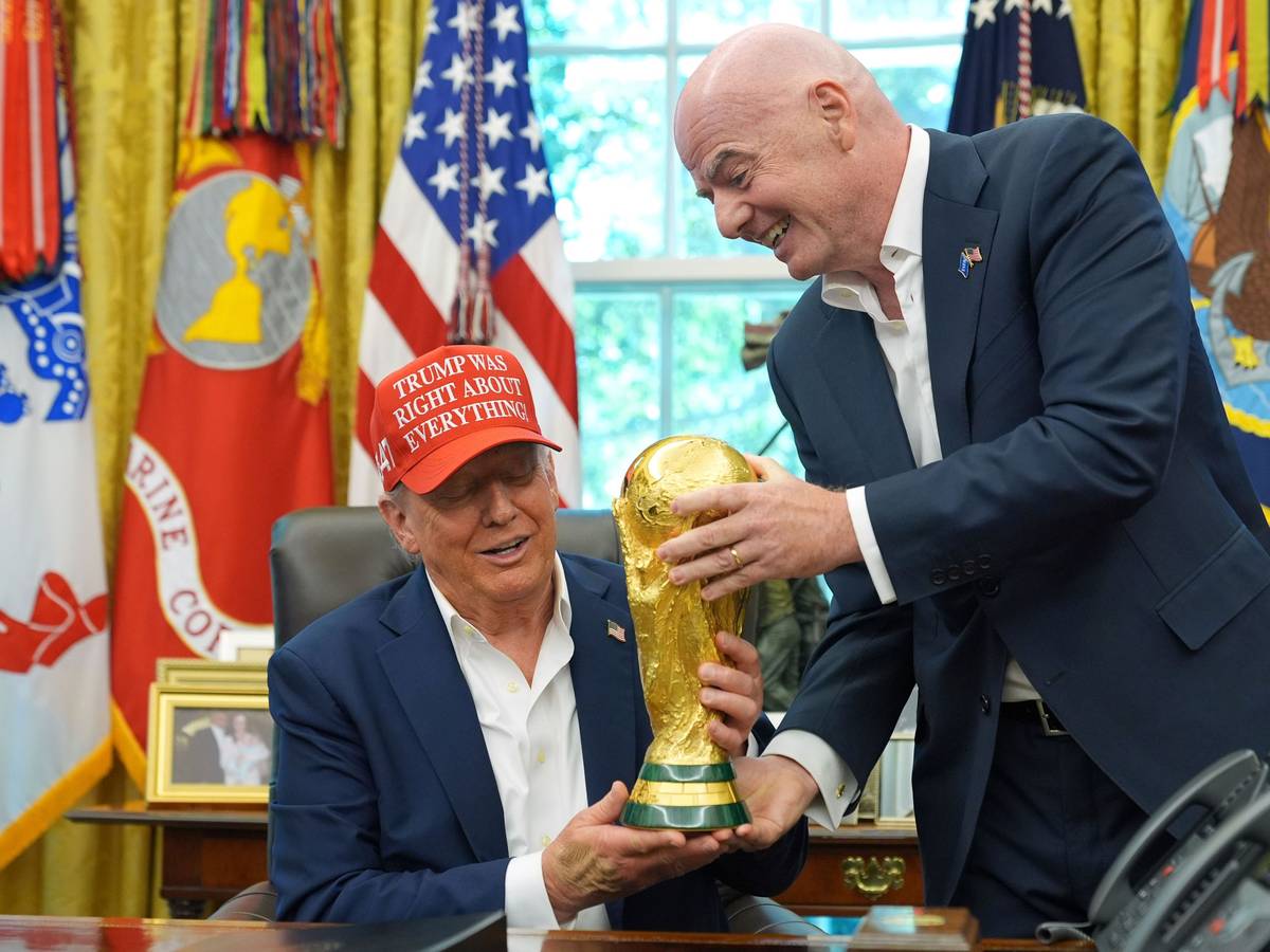 Fifa-Präsident Gianni Infantino (r) überreicht US-Präsident Donald Trump den WM-Pokal während einer Ankündigung im Oval Office des Weißen Hauses.