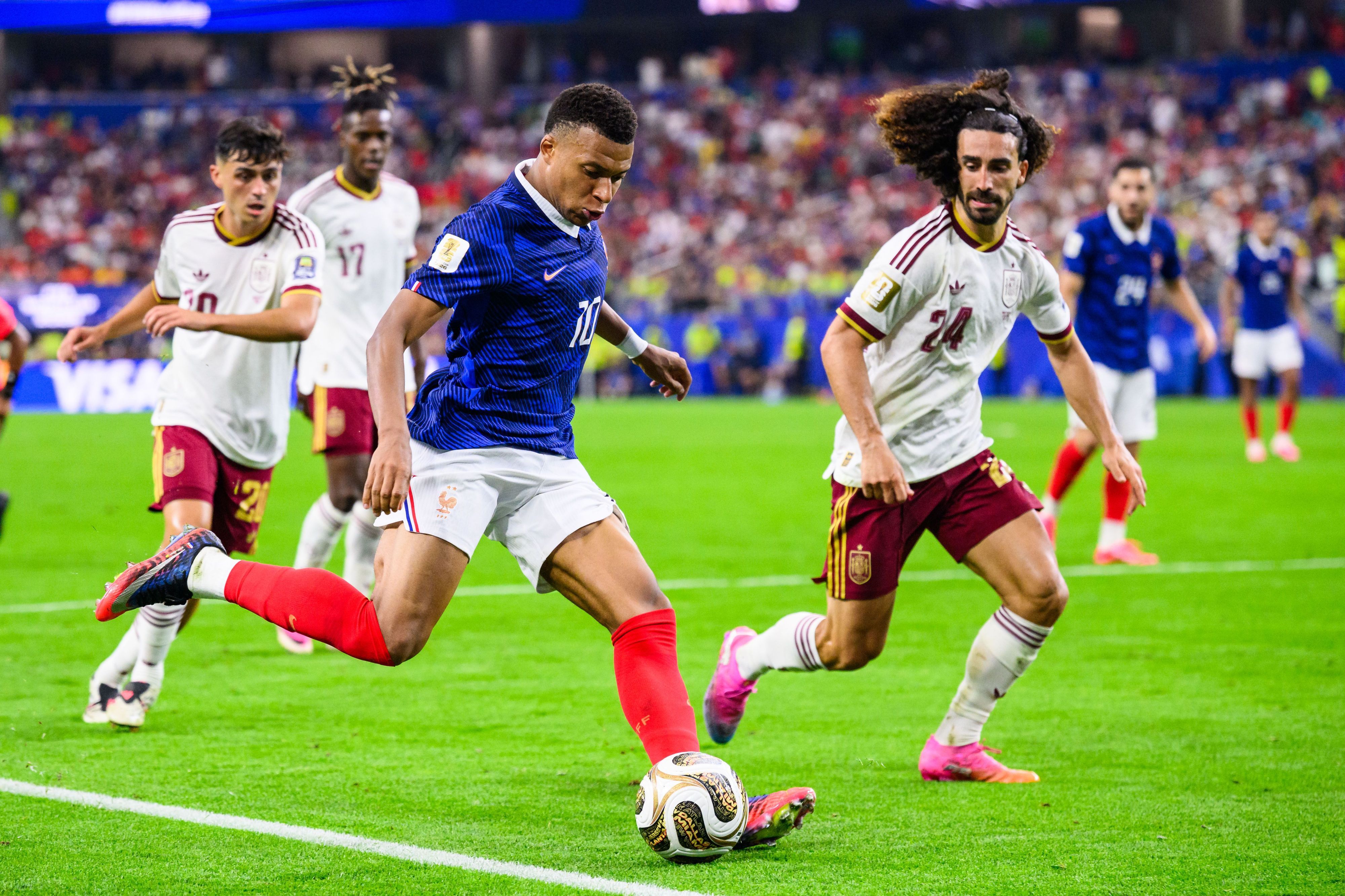 Kylian Mbappé und Marc Cucurella im Zweikampf.