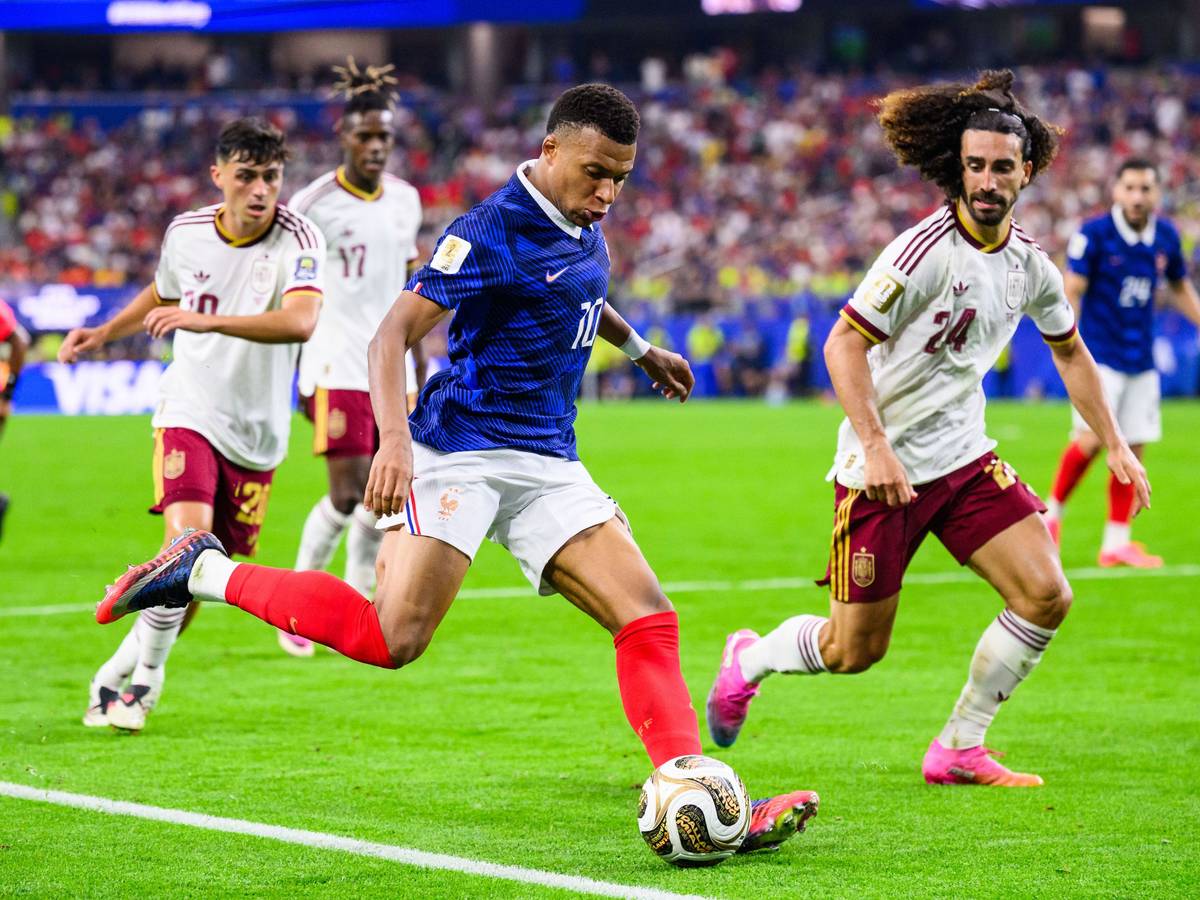 Kylian Mbappé und Marc Cucurella im Zweikampf.