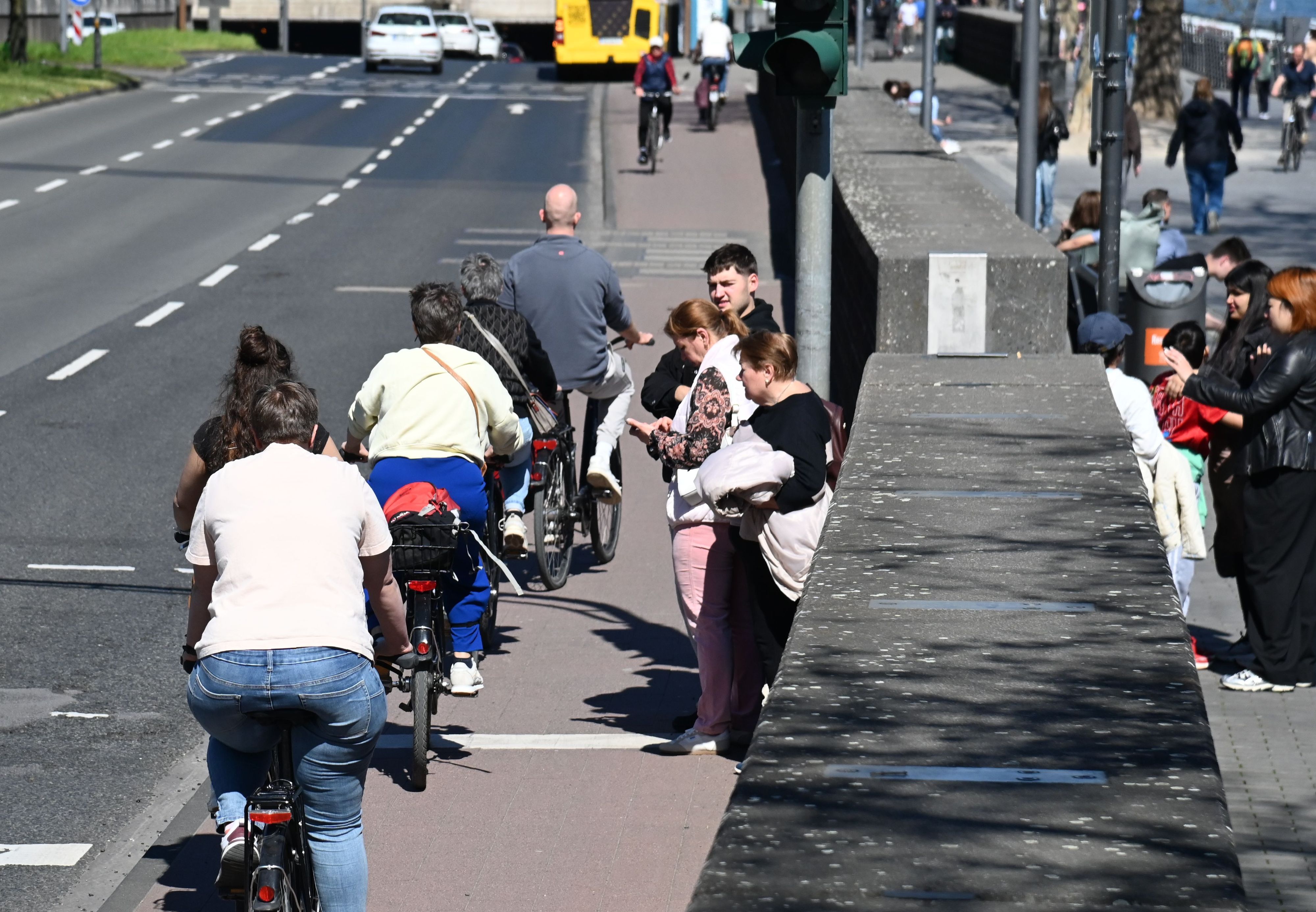 Radfahrer am Rheinufer in der Kölner Altstadt. (Symbolfoto)
