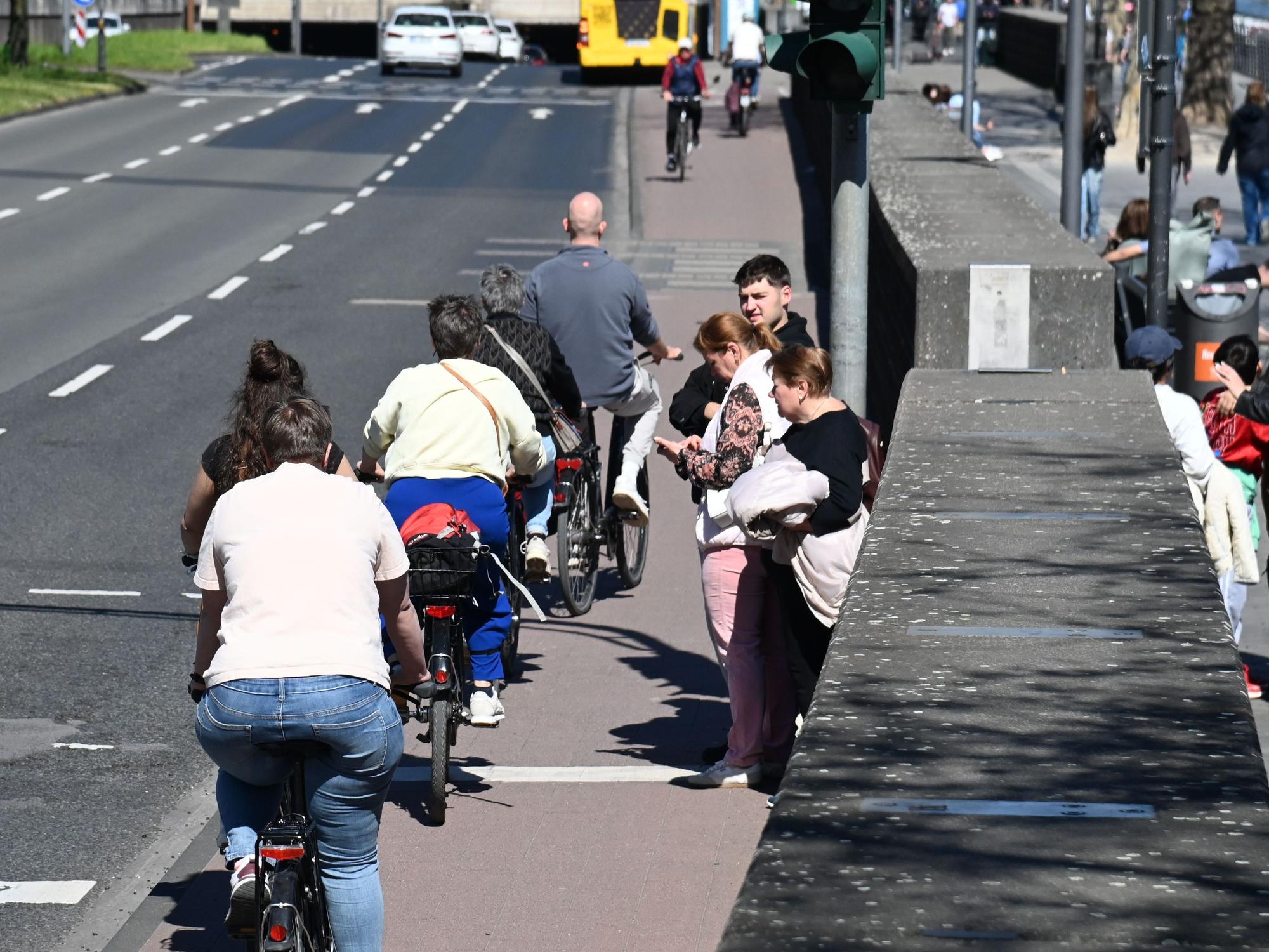 Radfahrer am Rheinufer in der Kölner Altstadt. (Symbolfoto)
