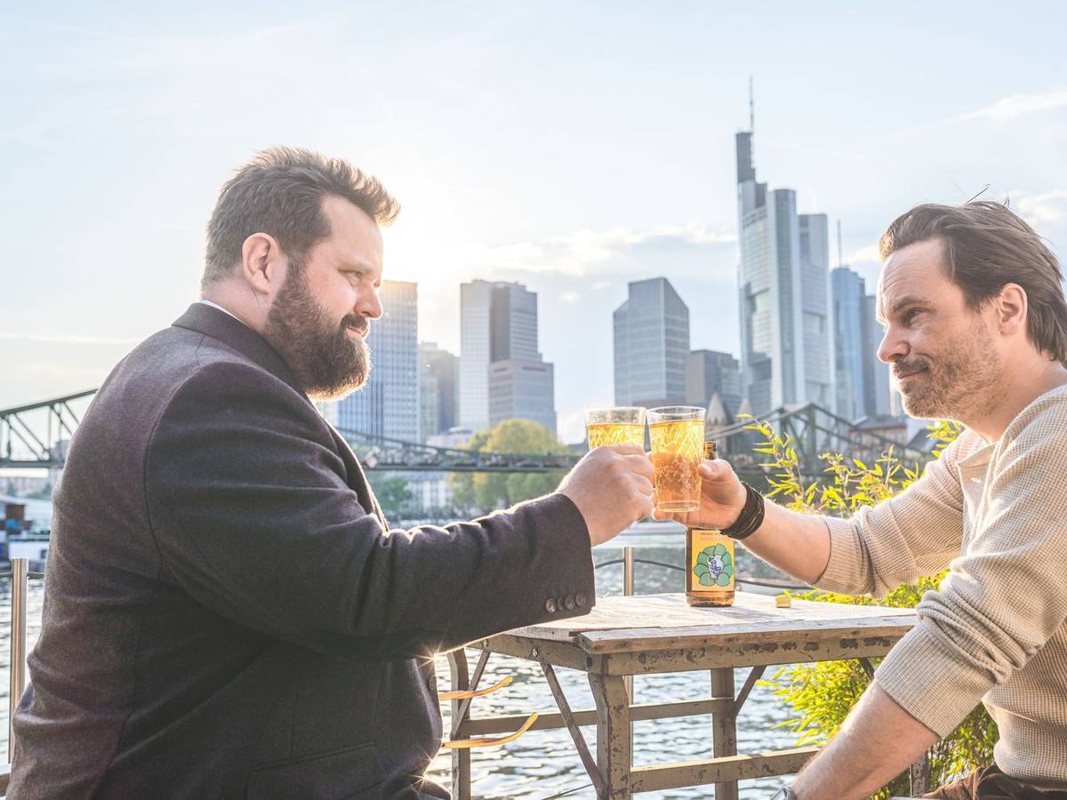 Benni Hornberg (Antoine Monot, Jr., links) und Pritvatdetektiv Leo Oswald (Wanja Mues) können sich schon seit 2014 aufeinander verlassen. 2027 soll „Ein Fall für zwei“ jedoch enden. (Bild: ZDF/christian lüdeke con lux photog)
