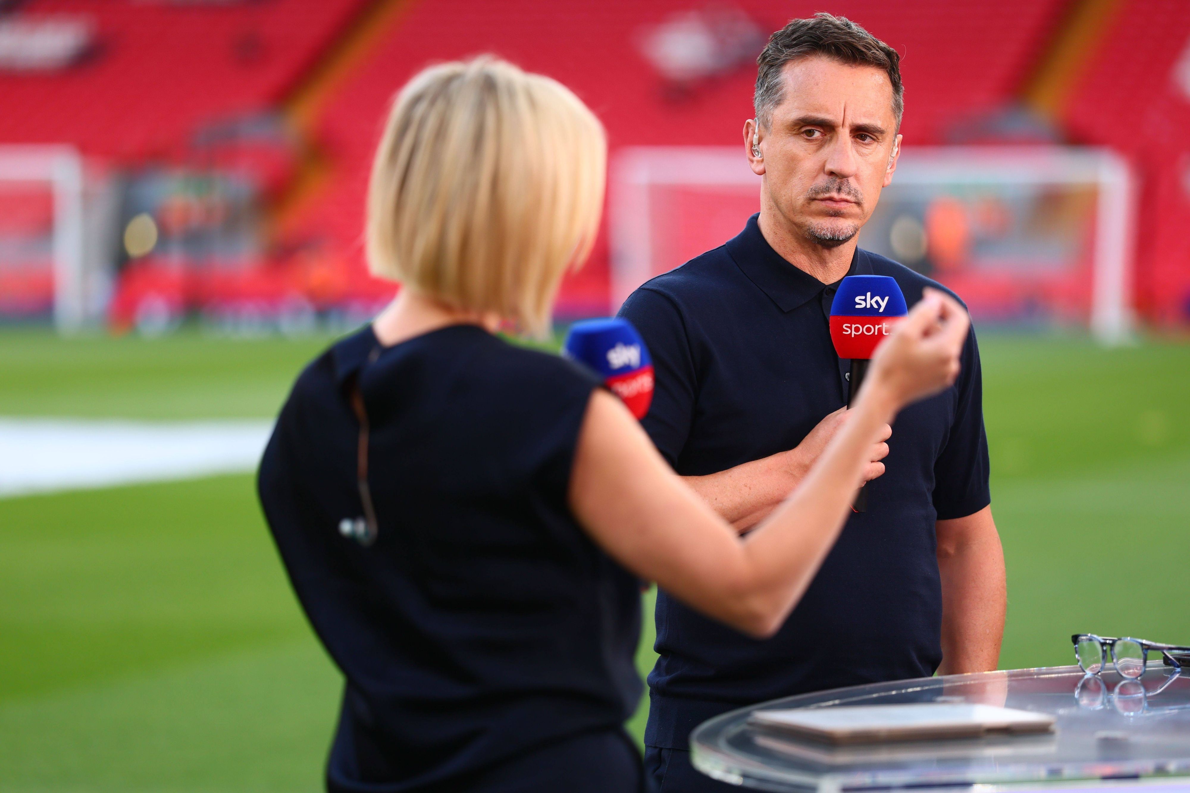 Gary Neville und Frau mit Mikrofonen