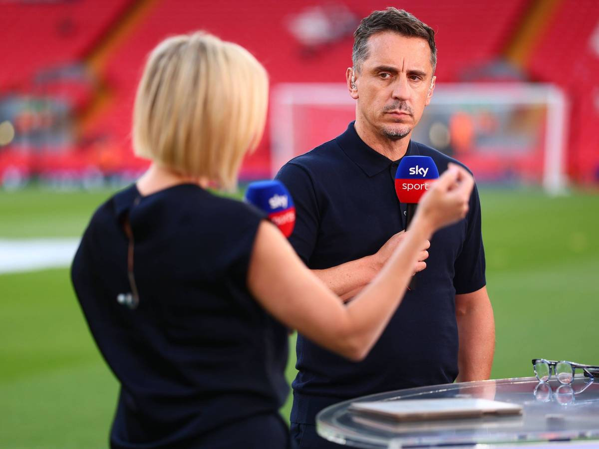 Gary Neville und Frau mit Mikrofonen