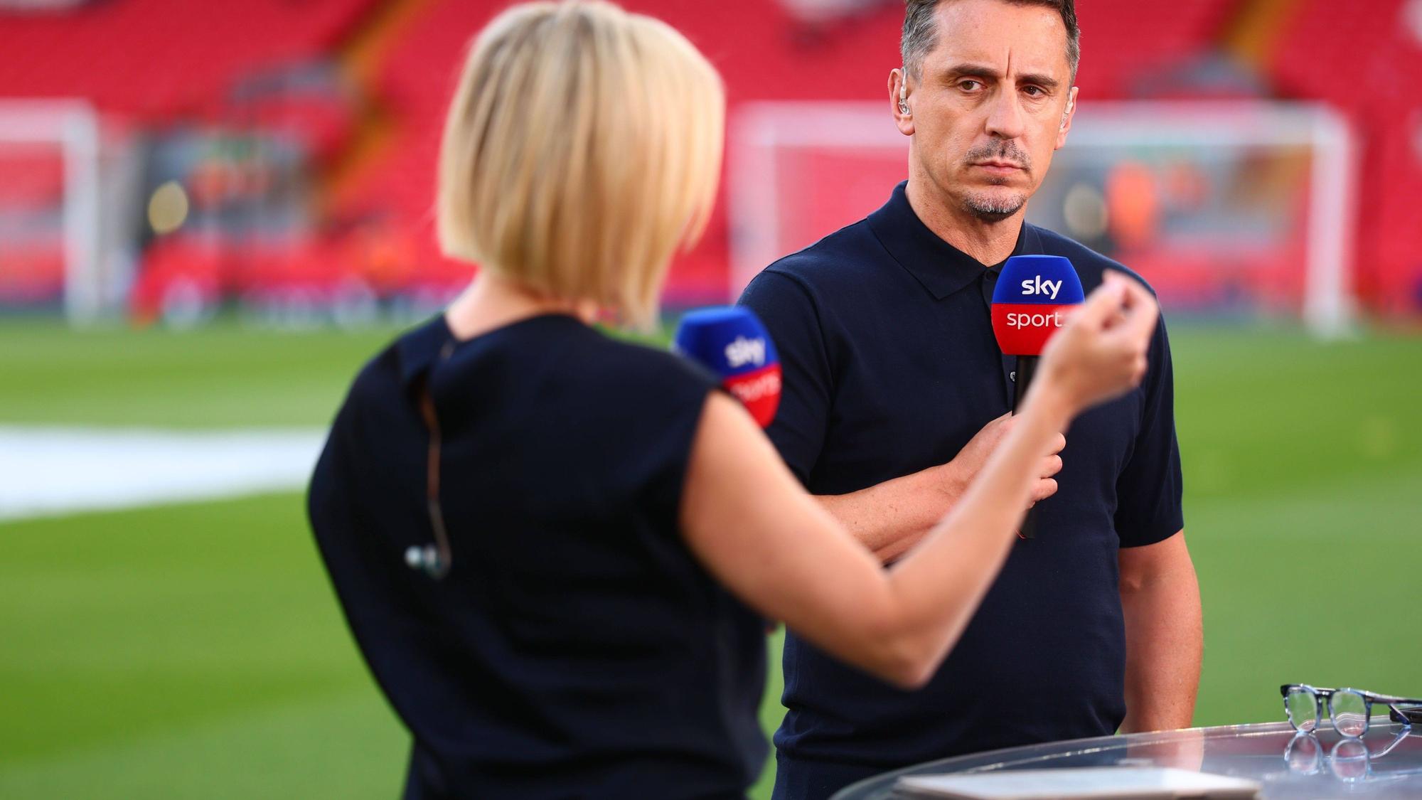 Gary Neville und Frau mit Mikrofonen