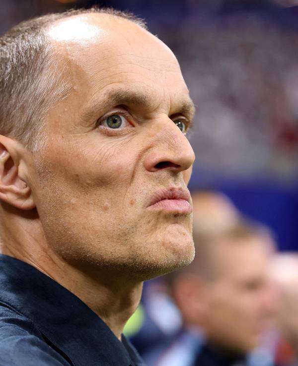 Thomas Tuchel verzieht das Gesicht.