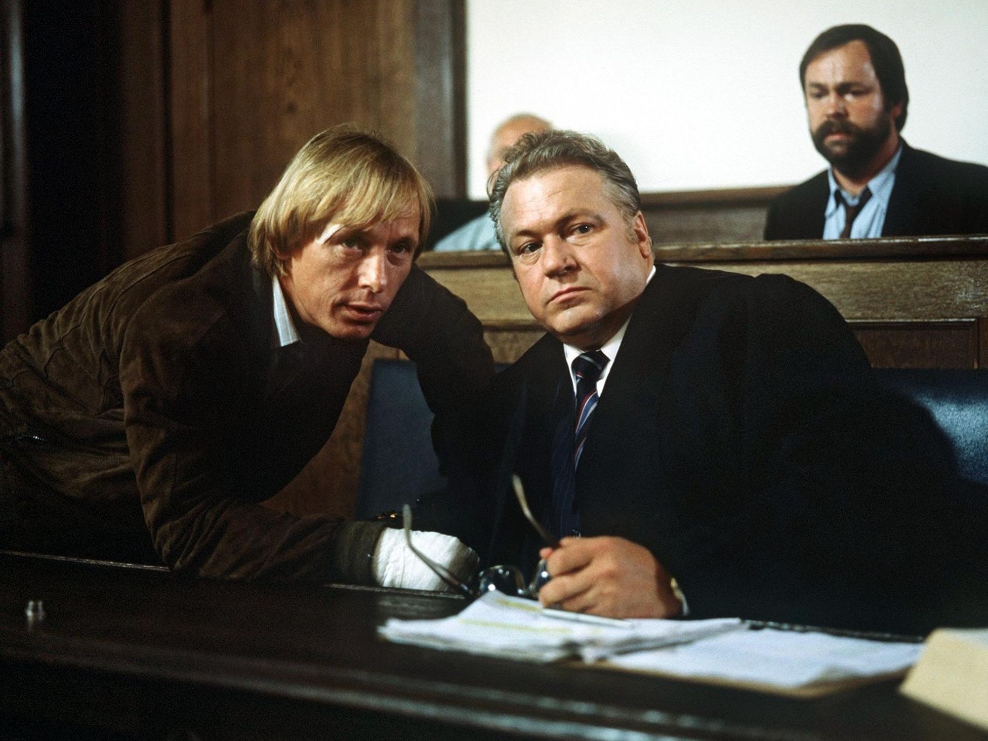 Claus Theo Gärtner (links) als Privatdetektiv Matula und sein erster sogenannter Dienstherr in der ZDF-Krimiserie «Ein Fall für zwei», Günter Strack als Rechtsanwalt Dr. Renz. (Archivbild)