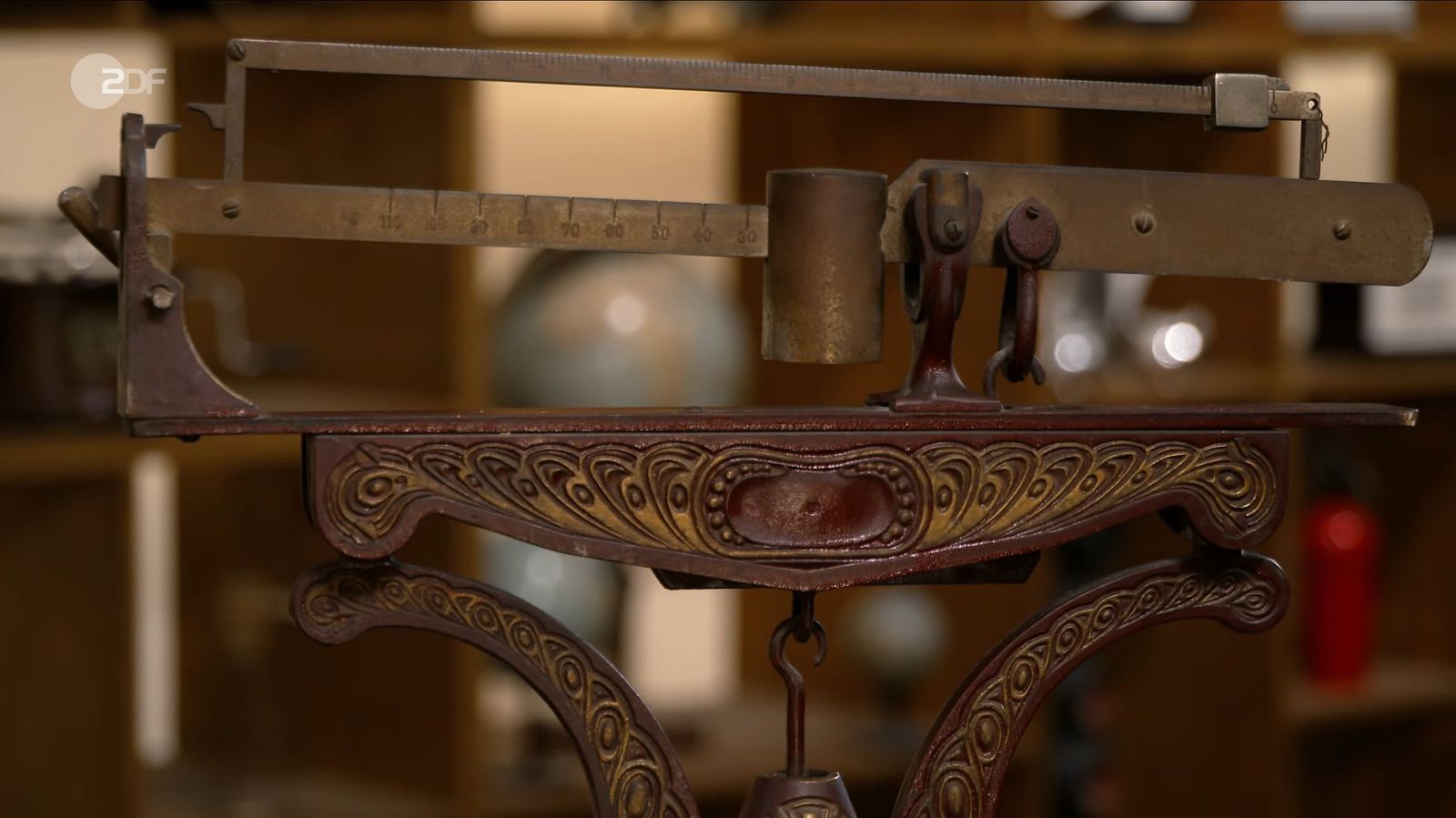 Die Säulenwaage aus Gusseisen aus der Zeit zwischen 1905 und 1915 war als Sammlerstück 300 bis 500 Euro wert. Für 160 Euro ging die Waage an Jos van Katwijk.
 (Bild: ZDF)