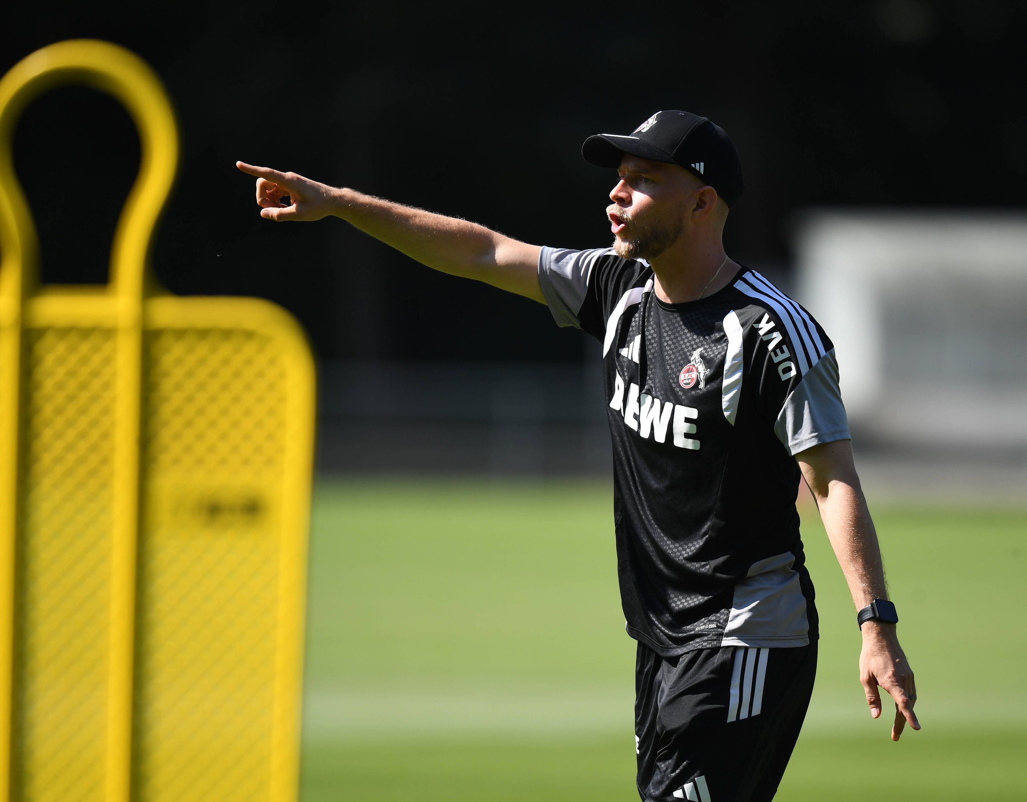 FC-Trainer René Wagner bei seiner Arbeit mit der Kölner Mannschaft.