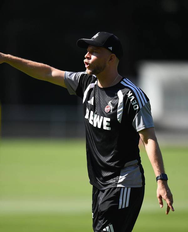 FC-Trainer René Wagner bei seiner Arbeit mit der Kölner Mannschaft.