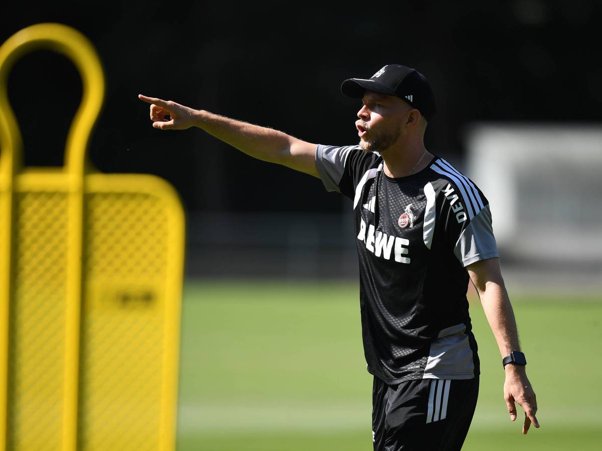 FC-Trainer René Wagner bei seiner Arbeit mit der Kölner Mannschaft.