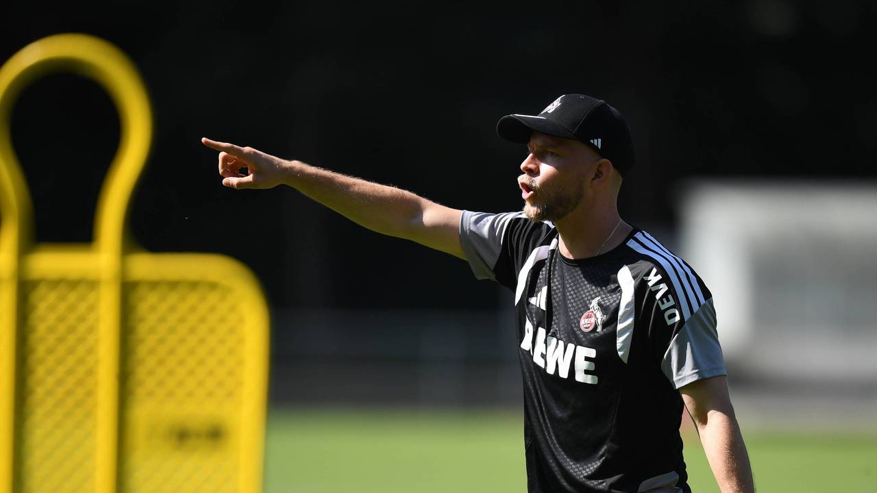 FC-Trainer René Wagner bei seiner Arbeit mit der Kölner Mannschaft.