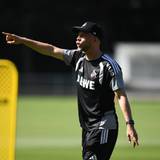 FC-Trainer René Wagner bei seiner Arbeit mit der Kölner Mannschaft.