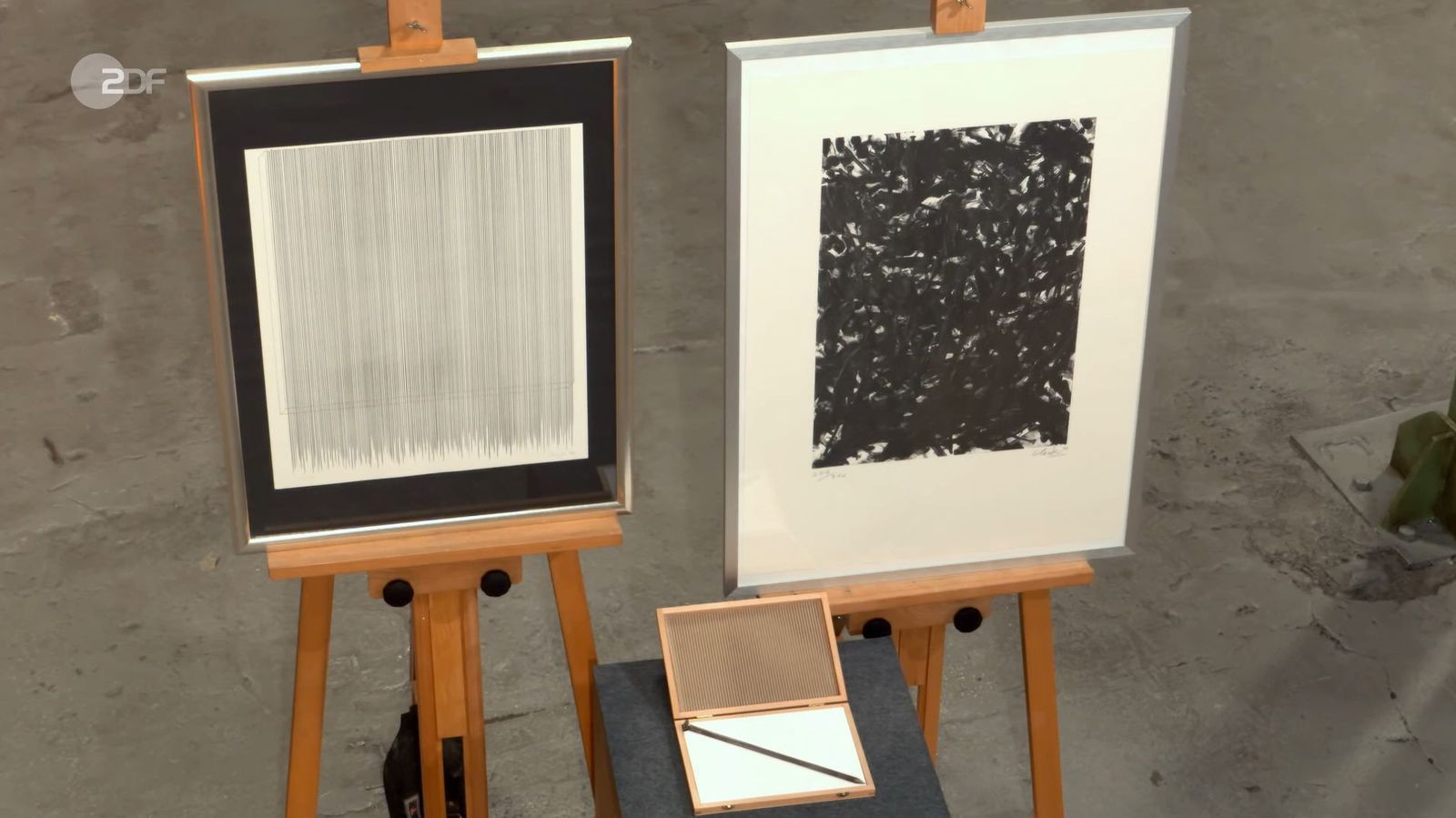 Die drei Kunstwerke von Günther Uecker aus der Zeit zwischen 1971 und 2008 hatten einen Gesamtwert von 1.800 bis 2.000 Euro. Julian Schmitz-Avila blätterte 1.200 Euro auf den Tisch. 
 (Bild: ZDF)