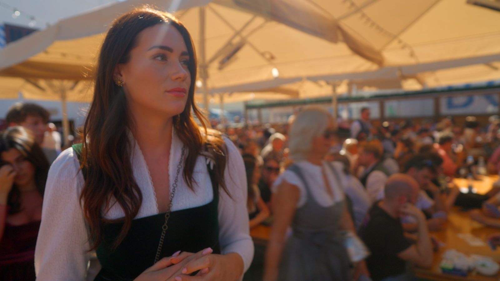 Es sei „Fluch und Segen zugleich“, einen berühmten Vater zu haben, sagt Gloria-Sophie Burkandt. (Bild: Joyn)