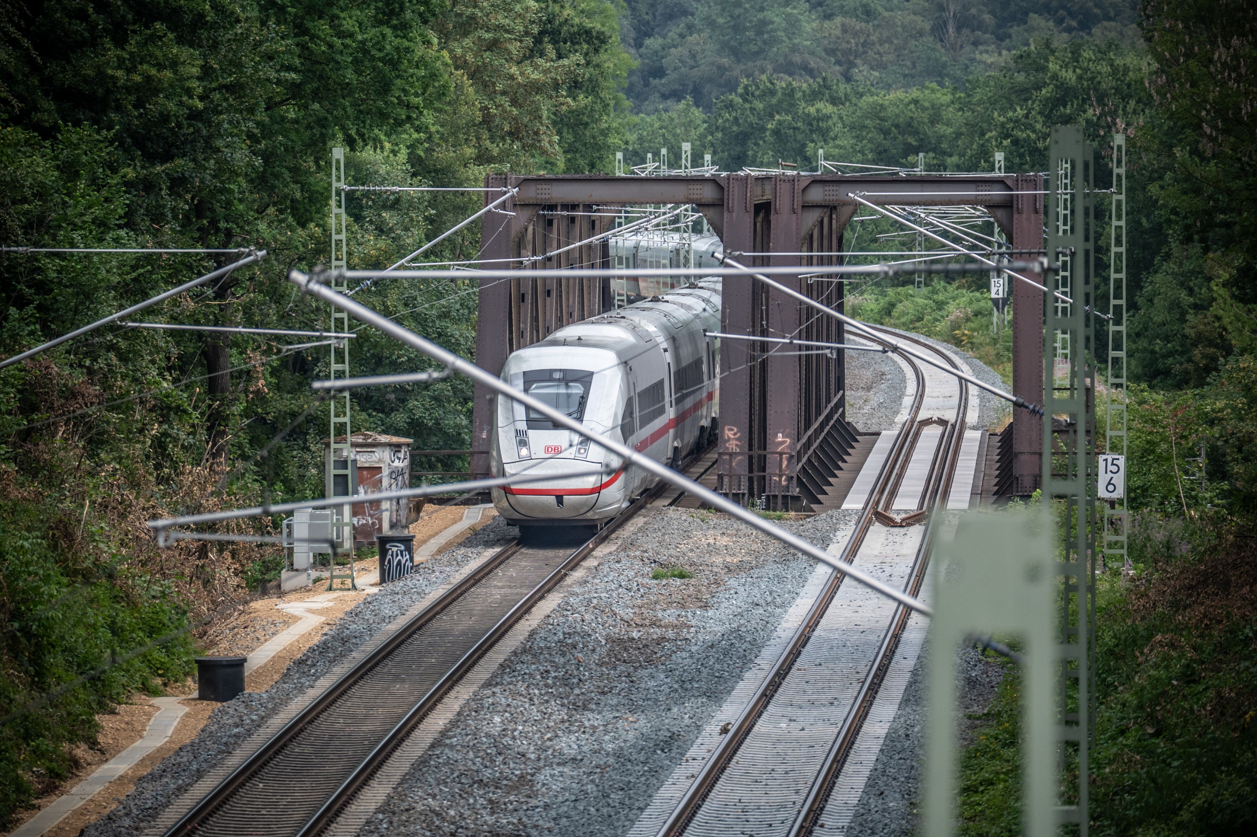 DB Bahn: Opladener Wupperbrücken von 1949. Das rechte Gleis ist gesperrt. Bild: Ralf Krieger