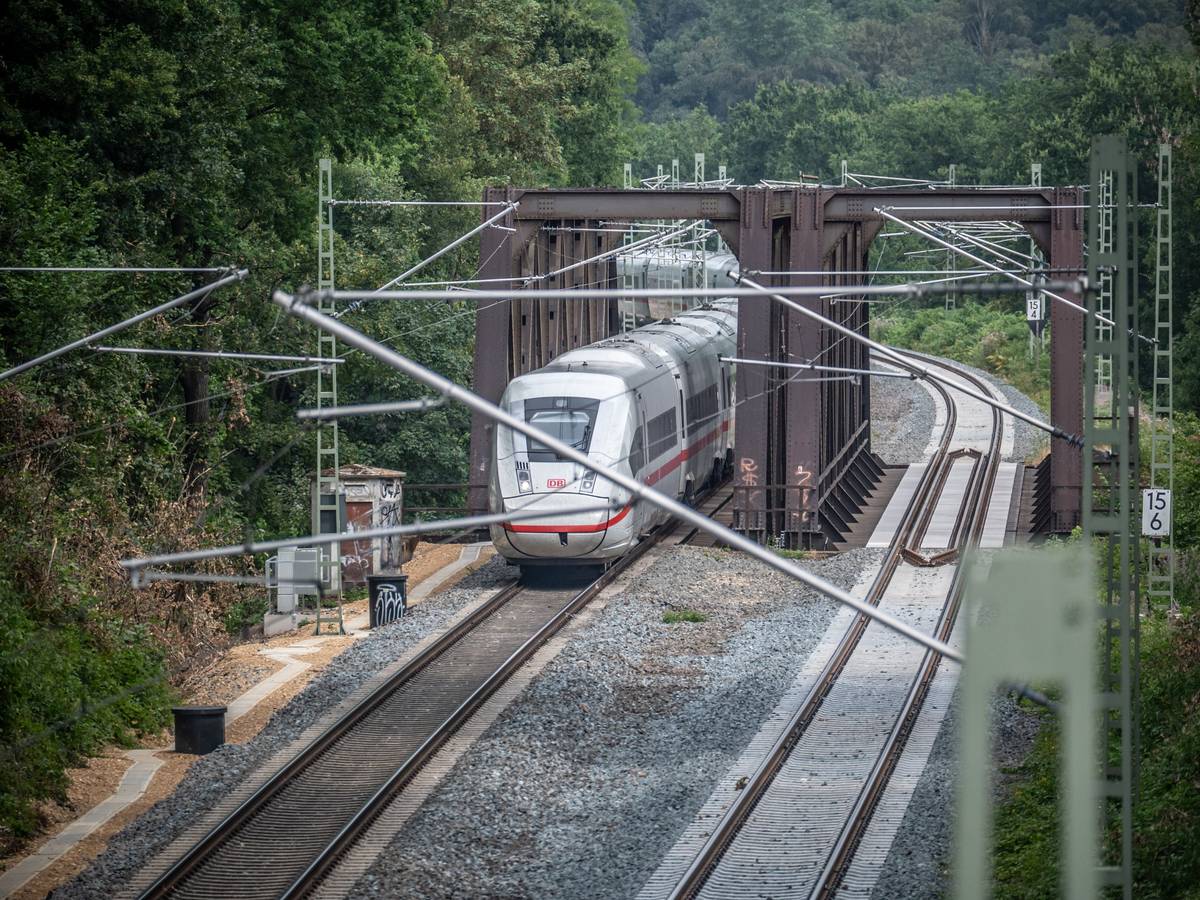DB Bahn: Opladener Wupperbrücken von 1949. Das rechte Gleis ist gesperrt. Bild: Ralf Krieger
