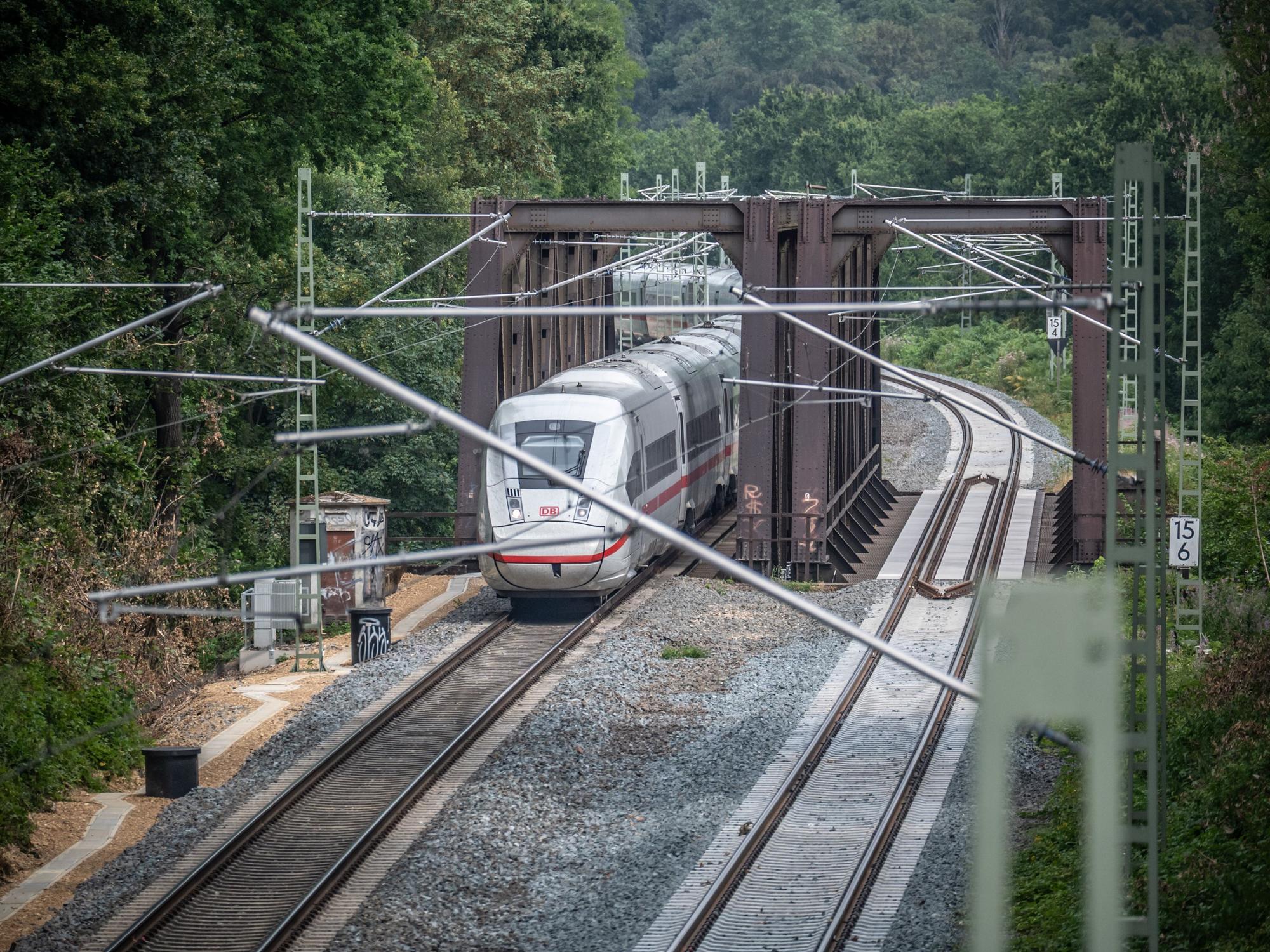 DB Bahn: Opladener Wupperbrücken von 1949. Das rechte Gleis ist gesperrt. Bild: Ralf Krieger