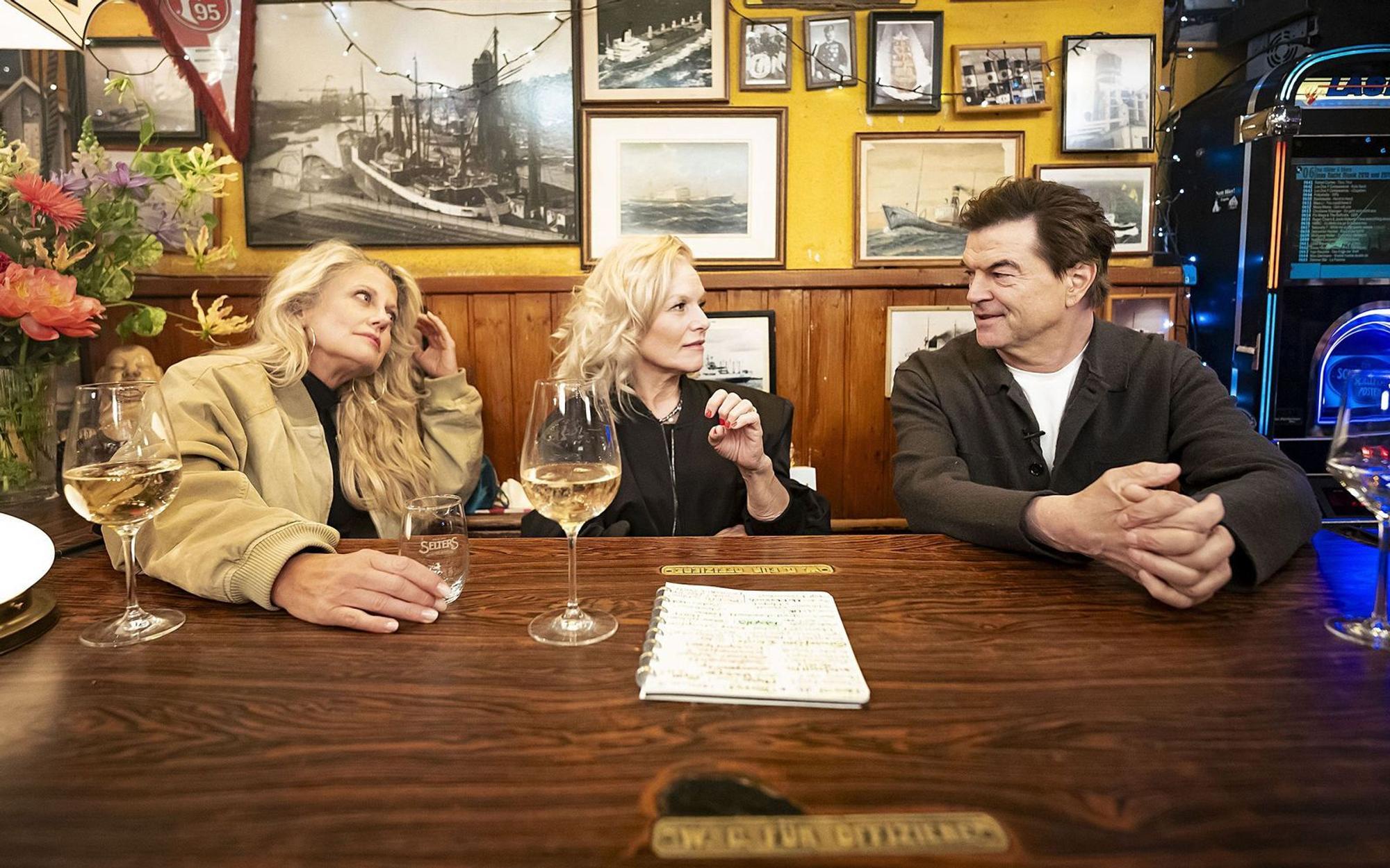 Trafen sich zum Staffelauftakt von „Inas Nacht“, von links: Barbara Schöneberger, Ina Müller und Campino. (Bild: NDR / Morris Mac Matzen)